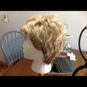 Short blonde with golden brown wig